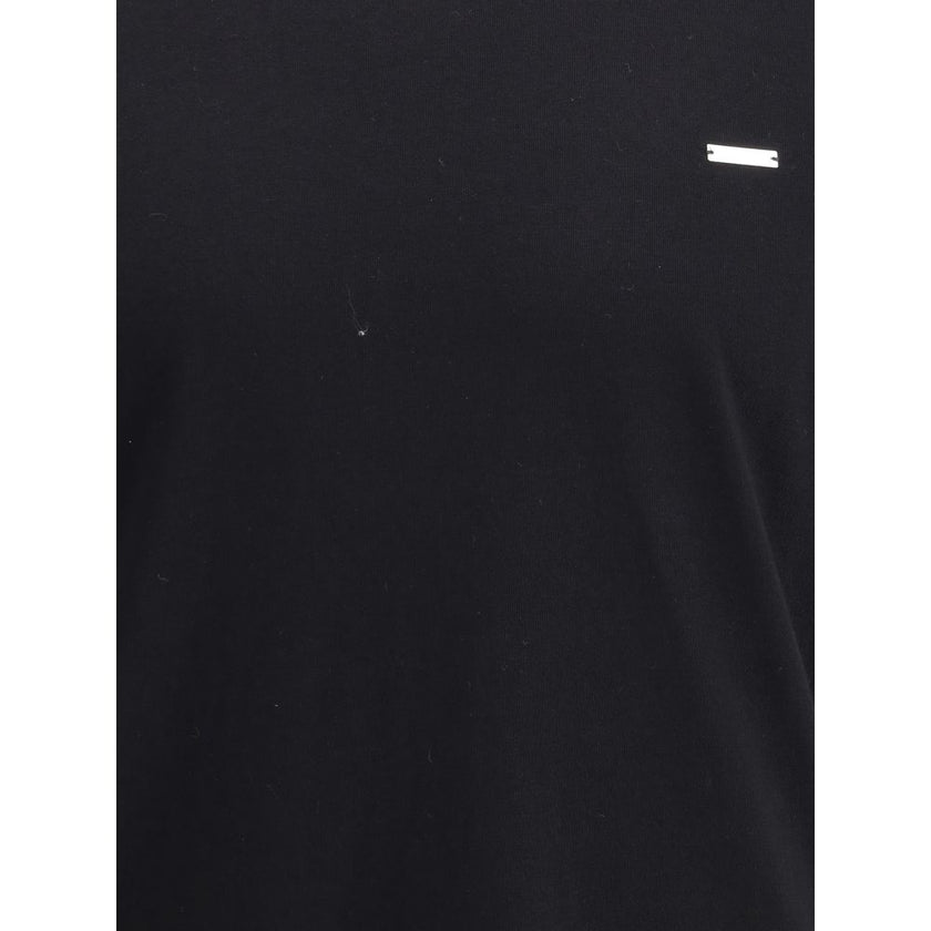 Black Cotton T-ShirtDsquared2’s cotton T-Shirt is an essential garment with an urban, contemporary style. Made from soft cotton, it features a ribbed crew neck for comfort and durability. Printed on the front is the brand’s iconic contrasting monogram, a