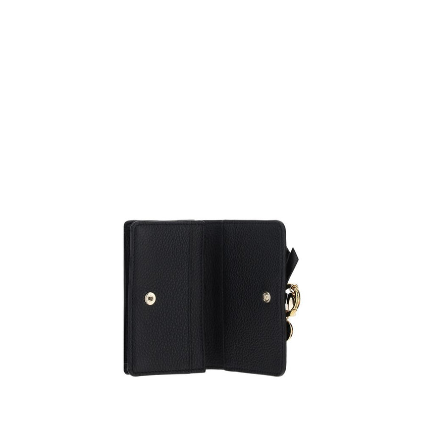 Black Calf Leather Bos Taurus WalletAlphabet by Chloé Wallet in grained leather, elegant and functional. Featuring a charm detail that adds a touch of personality, it has a snap-button closure for security and convenience. Inside, it features a main compa