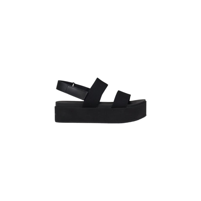 Black Organic Cotton Platform SandalsBrand: Calvin Klein Jeans Gender: Women Type: Sandals Season: Spring/Summer Color: black Fastening: buckle/bow Article code: YW0YW01788 Composition: 60% Organic Cotton Material: Fabric upper synthetic sole Size on Tag: