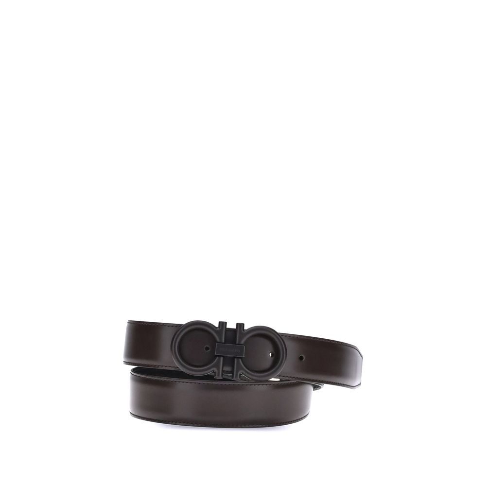 Black Calf Leather Bos Taurus Regular BeltFerragamo’s Gancini Reversible Belt celebrates the iconic Gancini, which here is transformed into the distinctive round-wire buckle with tone-on-tone varnishing. The smooth calfskin shaft adds a metropolitan note,