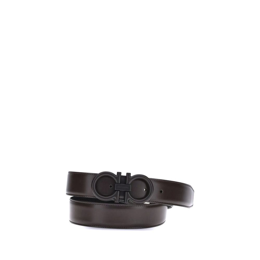 Black Calf Leather Bos Taurus Regular BeltFerragamo’s Gancini Reversible Belt celebrates the iconic Gancini, which here is transformed into the distinctive round-wire buckle with tone-on-tone varnishing. The smooth calfskin shaft adds a metropolitan note,