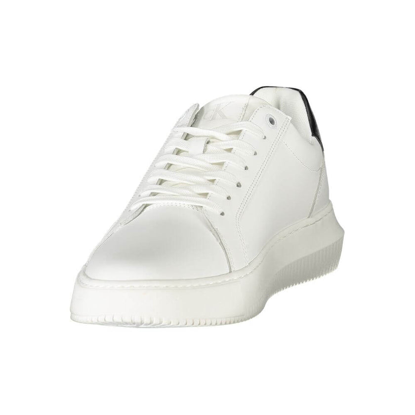 White Leather Men SneakerStep into the vanguard of street style with these Calvin Klein sneakers. Meticulously crafted for the modern man, they boast contrasting black accents and a bold logo detail that sets you apart from the crowd. The removable footbe