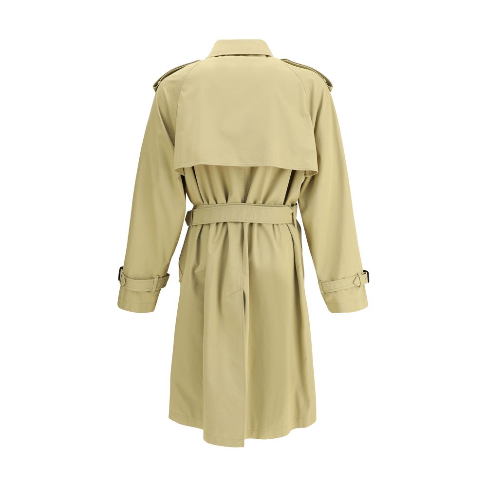 Beige Cotton CoatBurberry’s medium cotton gabardine Trench Coat is an iconic garment with a refined and functional design. Featuring raglan sleeves, double-breasted closure, epaulettes, chin strap and belt with a B-shaped buckle, it combines elegance and