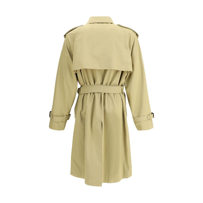 Beige Cotton CoatBurberry’s medium cotton gabardine Trench Coat is an iconic garment with a refined and functional design. Featuring raglan sleeves, double-breasted closure, epaulettes, chin strap and belt with a B-shaped buckle, it combines elegance and