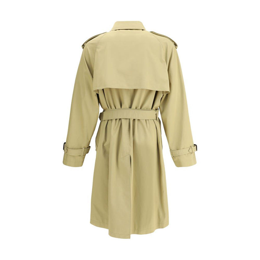 Beige Cotton CoatBurberry’s medium cotton gabardine Trench Coat is an iconic garment with a refined and functional design. Featuring raglan sleeves, double-breasted closure, epaulettes, chin strap and belt with a B-shaped buckle, it combines elegance and