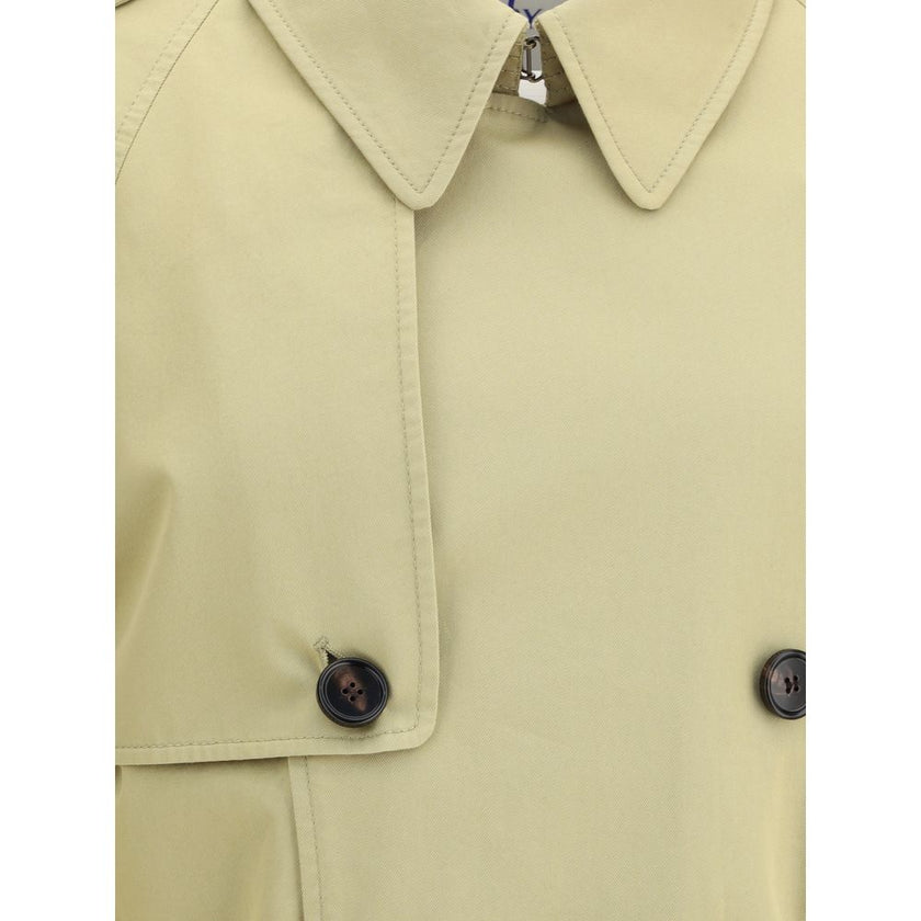 Beige Cotton CoatBurberry’s medium cotton gabardine Trench Coat is an iconic garment with a refined and functional design. Featuring raglan sleeves, double-breasted closure, epaulettes, chin strap and belt with a B-shaped buckle, it combines elegance and