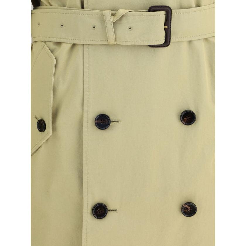 Beige Cotton CoatBurberry’s medium cotton gabardine Trench Coat is an iconic garment with a refined and functional design. Featuring raglan sleeves, double-breasted closure, epaulettes, chin strap and belt with a B-shaped buckle, it combines elegance and