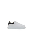 White Rubber Low Top SneakersPhilipp Plein’s leather Sneakers combine elegance and boldness with their distinctive design. The front lace-up closure ensures a secure fit, while the round toe offers comfort and practicality. The iconic contrasting monogram