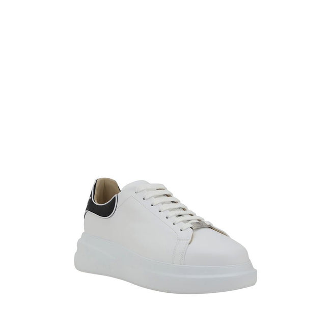 White Rubber Low Top SneakersPhilipp Plein’s leather Sneakers combine elegance and boldness with their distinctive design. The front lace-up closure ensures a secure fit, while the round toe offers comfort and practicality. The iconic contrasting monogram
