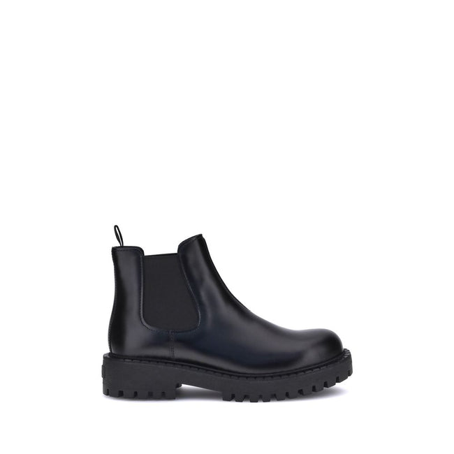 Black Calf Leather Bos Taurus Chelsea BootsPrada’s Chelsea Boots are a contemporary and versatile interpretation of a timeless classic. Made of fine leather, these boots combine elegance with a practical design thanks to the model’s signature side elastic