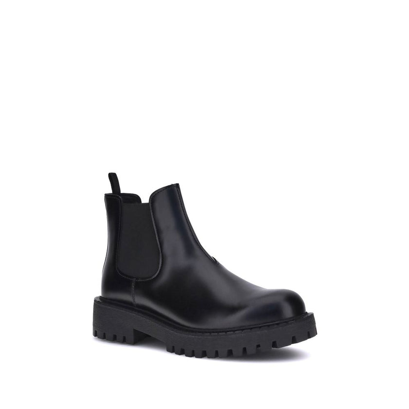 Black Calf Leather Bos Taurus Chelsea BootsPrada’s Chelsea Boots are a contemporary and versatile interpretation of a timeless classic. Made of fine leather, these boots combine elegance with a practical design thanks to the model’s signature side elastic