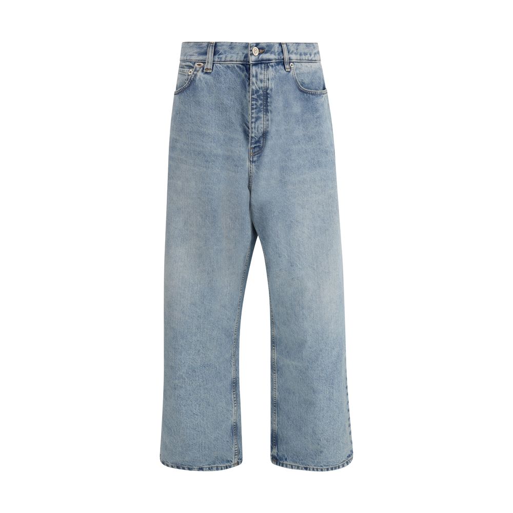 Light Blue Cotton Relaxed Fit JeansBalenciaga’s baggy Jeans feature five pockets and belt loops at the waist. A logo patch on the back completes the design, giving a distinctive touch to the urban, contemporary-inspired model. Season: AW25 Fit: Oversize C
