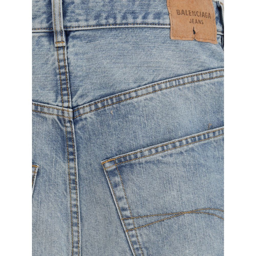 Light Blue Cotton Relaxed Fit JeansBalenciaga’s baggy Jeans feature five pockets and belt loops at the waist. A logo patch on the back completes the design, giving a distinctive touch to the urban, contemporary-inspired model. Season: AW25 Fit: Oversize C