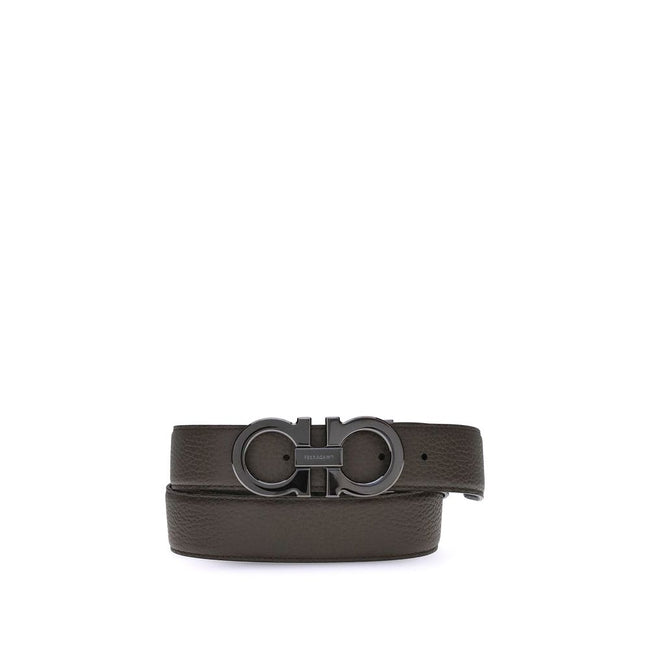 Brown Calf Leather Bos Taurus Regular BeltFerragamo’s Leather Belt features a buckle with the brand’s iconic Gancini logo, a distinctive symbol. In grained leather, this belt offers an elegant and versatile design, perfect for completing sophisticated, ev