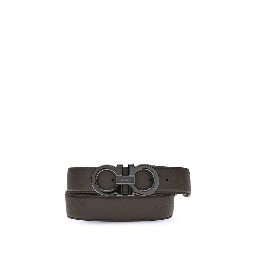 Brown Calf Leather Bos Taurus Regular BeltFerragamo’s Leather Belt features a buckle with the brand’s iconic Gancini logo, a distinctive symbol. In grained leather, this belt offers an elegant and versatile design, perfect for completing sophisticated, ev