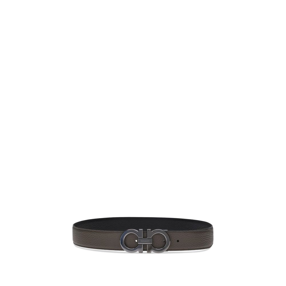 Brown Calf Leather Bos Taurus Regular BeltFerragamo’s Leather Belt features a buckle with the brand’s iconic Gancini logo, a distinctive symbol. In grained leather, this belt offers an elegant and versatile design, perfect for completing sophisticated, ev