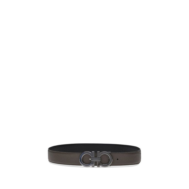 Brown Calf Leather Bos Taurus Regular BeltFerragamo’s Leather Belt features a buckle with the brand’s iconic Gancini logo, a distinctive symbol. In grained leather, this belt offers an elegant and versatile design, perfect for completing sophisticated, ev