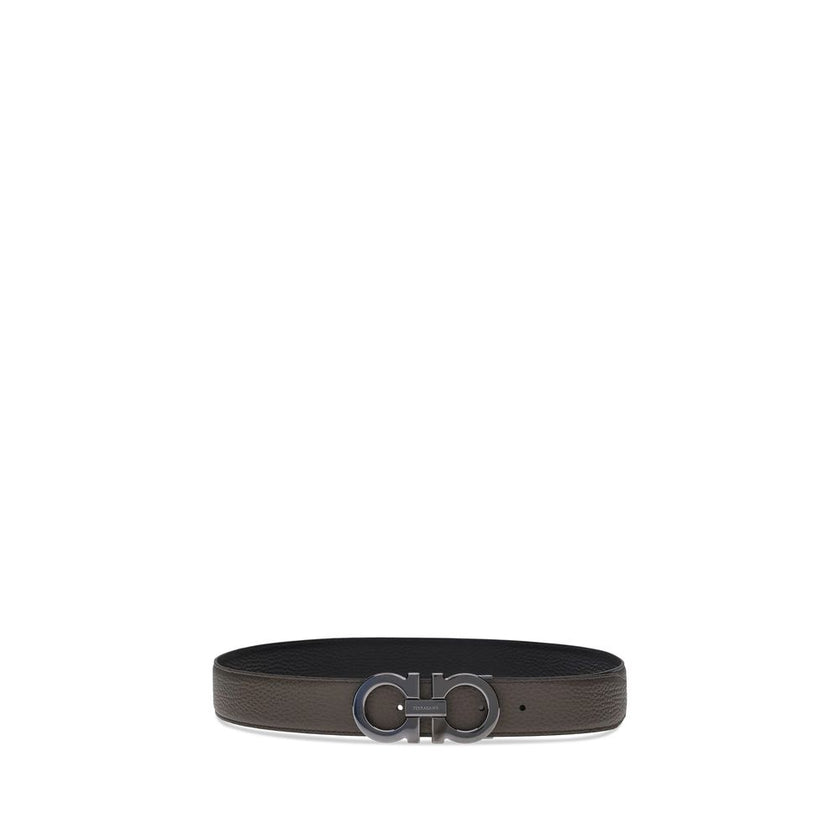 Brown Calf Leather Bos Taurus Regular BeltFerragamo’s Leather Belt features a buckle with the brand’s iconic Gancini logo, a distinctive symbol. In grained leather, this belt offers an elegant and versatile design, perfect for completing sophisticated, ev