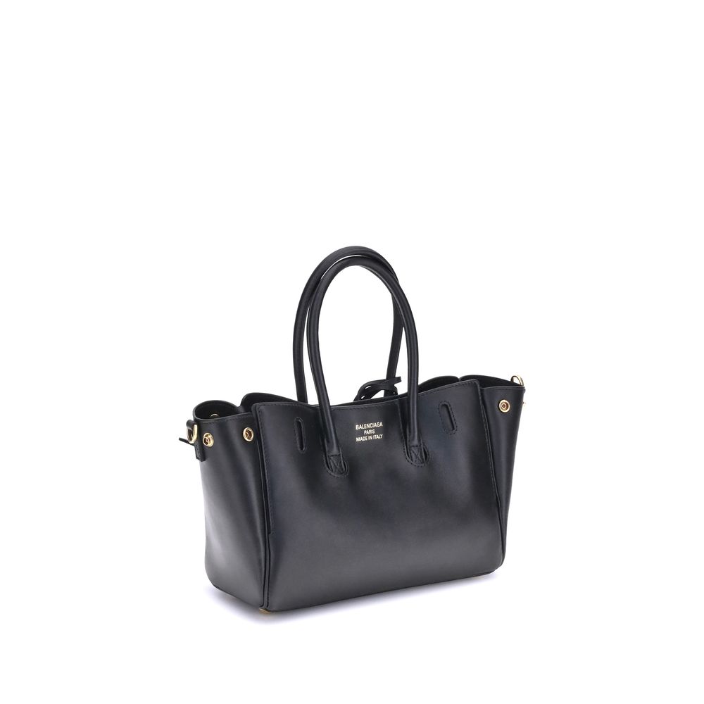 Black Calf Leather Bos Taurus Shoulder BagBalenciaga’s Bel Air mini Handbag is a versatile and iconic accessory. Carried on the shoulder, over the shoulder or by hand, it features two handles and an adjustable, removable shoulder strap. The embossed Balen