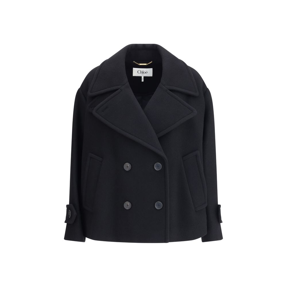 Oversize short CoatChloé’s short Coat is a refined and timeless piece perfect for mid-season. Crafted in the brand’s iconic soft wool, it offers comfort and an elegant silhouette. The classic, structured double-breasted design is enhanced by a distinctive