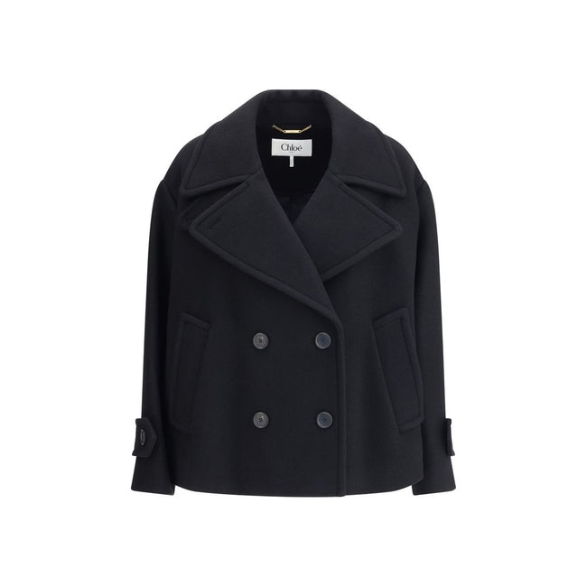 Oversize short CoatChloé’s short Coat is a refined and timeless piece perfect for mid-season. Crafted in the brand’s iconic soft wool, it offers comfort and an elegant silhouette. The classic, structured double-breasted design is enhanced by a distinctive