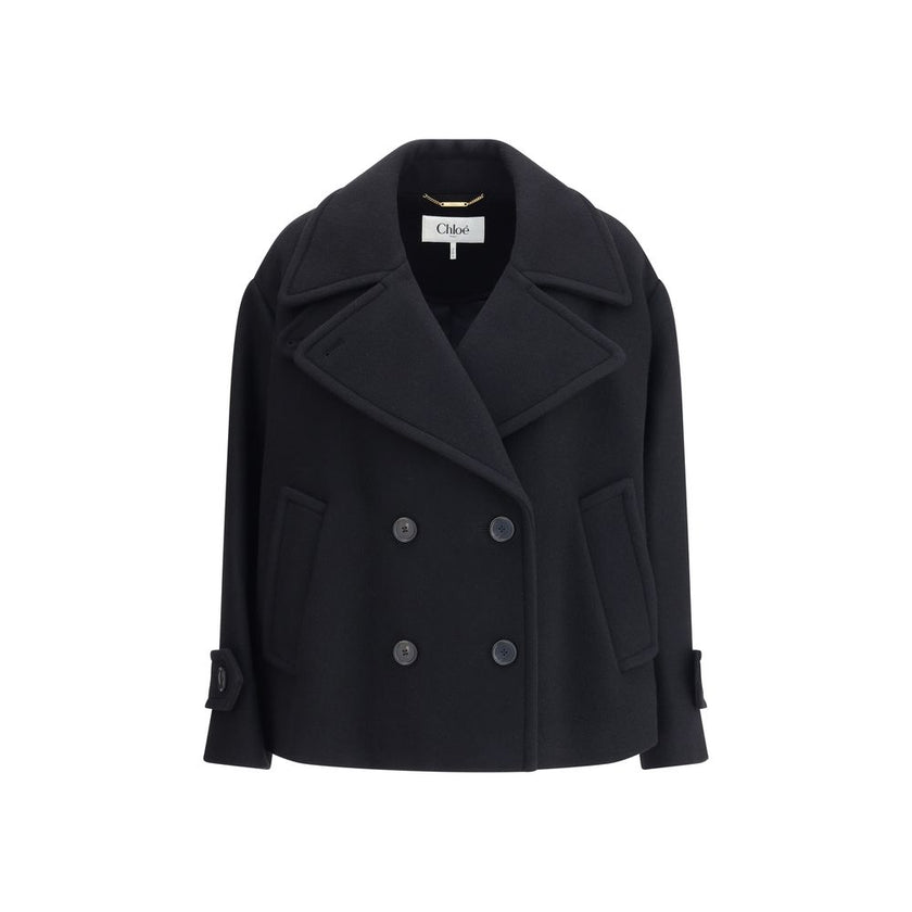 Oversize short CoatChloé’s short Coat is a refined and timeless piece perfect for mid-season. Crafted in the brand’s iconic soft wool, it offers comfort and an elegant silhouette. The classic, structured double-breasted design is enhanced by a distinctive
