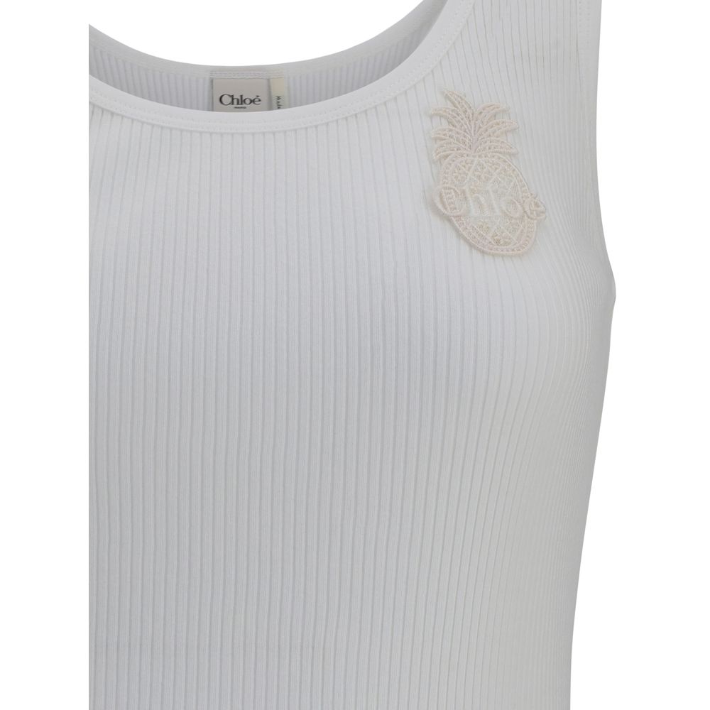 White Cotton TopChloé’s ribbed jersey Top is a versatile and feminine garment. Made of soft ribbed jersey, it offers a comfortable fit that flatters the silhouette. The classic round neckline makes it a passe-partout for a variety of occasions, while a de