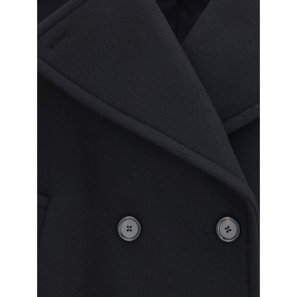 Oversize short CoatChloé’s short Coat is a refined and timeless piece perfect for mid-season. Crafted in the brand’s iconic soft wool, it offers comfort and an elegant silhouette. The classic, structured double-breasted design is enhanced by a distinctive