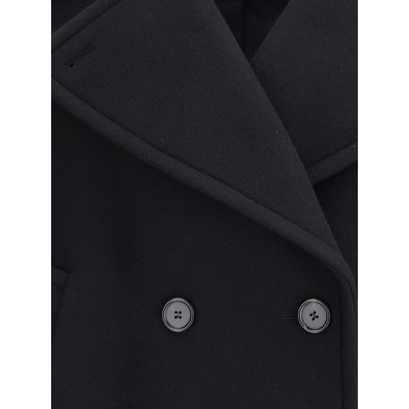 Oversize short CoatChloé’s short Coat is a refined and timeless piece perfect for mid-season. Crafted in the brand’s iconic soft wool, it offers comfort and an elegant silhouette. The classic, structured double-breasted design is enhanced by a distinctive