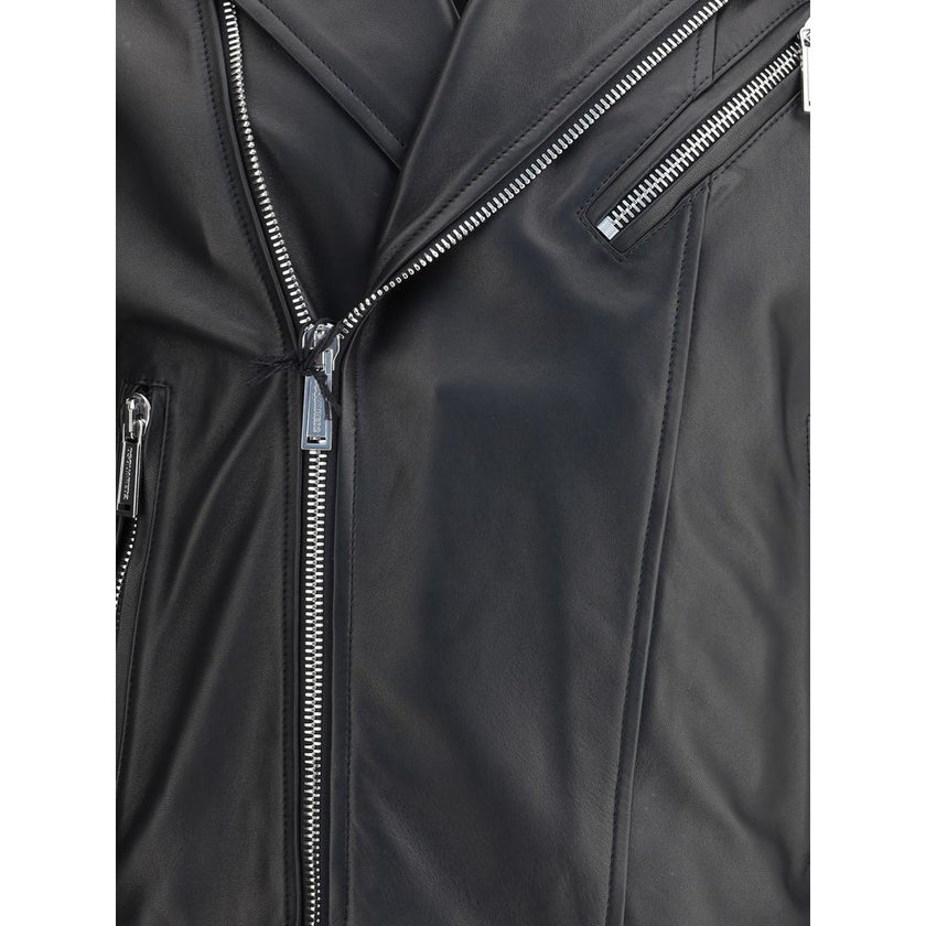 Black Calf Leather Bos Taurus Biker JacketDsquared2’s Kiodo leather Jacket features a lapel collar and a double-breasted, double-slider zipper closure. The functional design includes two zippered pockets, a heart point pocket also zippered, and zippered s