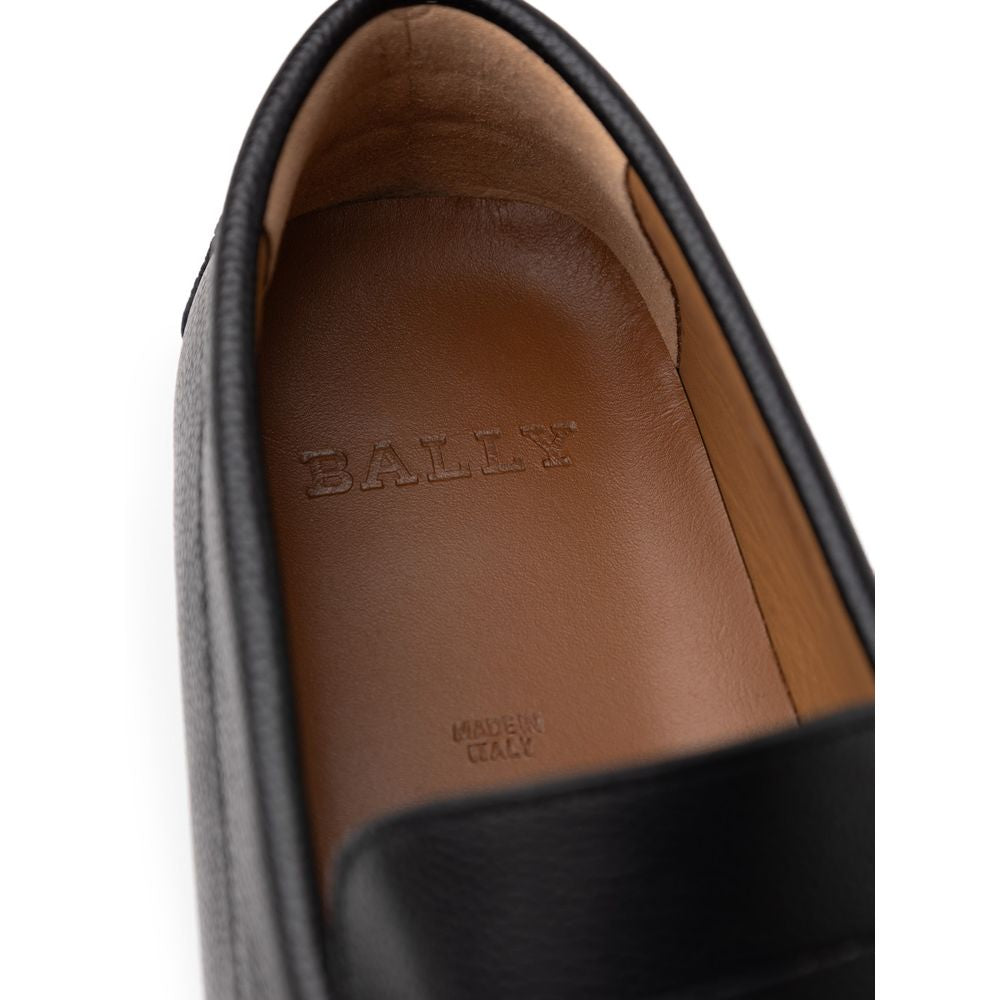 Black Leather MoccassinBally Loafers in Black Leather with Gold Plaque. In black hammered leather, rounded toe, insole with logo, tone-on-tone stitching, applied gold metallic details. Segmented rubber outsole. Size 7-8-9-10-11EU – 39-40.5-42.5-44-45IT Co
