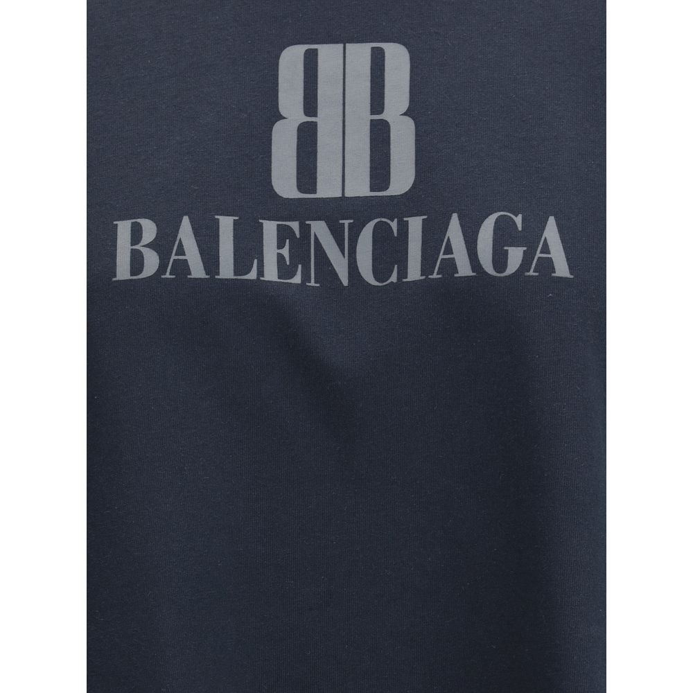Black Cotton T-ShirtBalenciaga’s Logo T-Shirt combines a minimal aesthetic with the house’s signature oversized lines. Made from soft cotton, it features a ribbed crew neck and dropped shoulders for a relaxed, contemporary fit. The printed logo on the fro