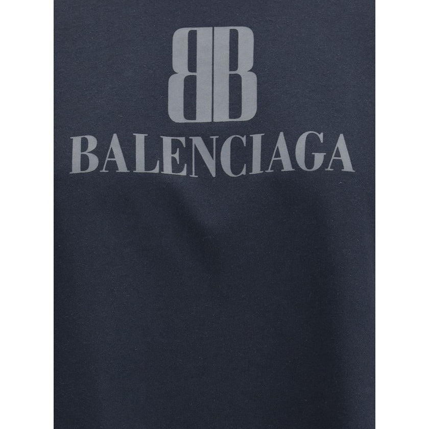 Black Cotton T-ShirtBalenciaga’s Logo T-Shirt combines a minimal aesthetic with the house’s signature oversized lines. Made from soft cotton, it features a ribbed crew neck and dropped shoulders for a relaxed, contemporary fit. The printed logo on the fro