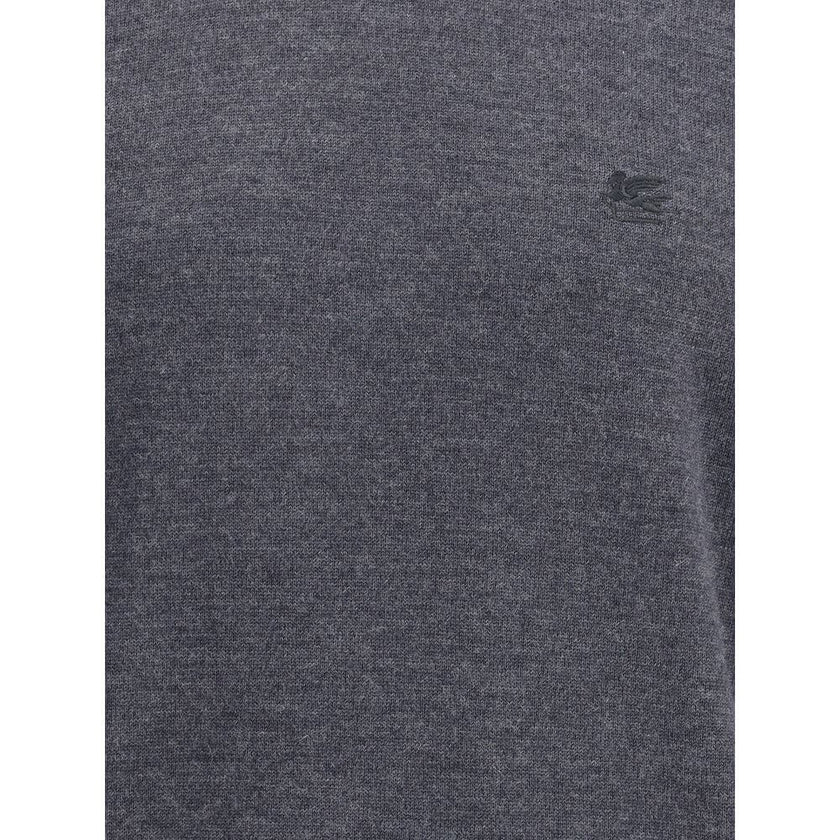 Gray Wool TurtleneckWool turtleneck Sweater by Etro features a ribbed high neck that ensures warmth and comfort. The garment features a tone-on-tone embroidered Pegasus logo on the front, a refined detail that recalls the brand’s distinctive identity. Com