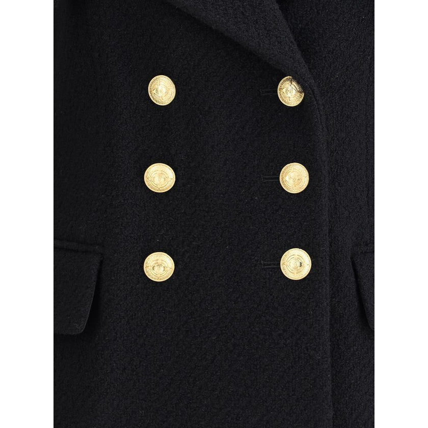 Bouclè wool BlazerThe Wool Blazer by Chloé expresses relaxed and sophisticated elegance. Crafted from soft bouclé wool, it features wide peak lapels and a front closure with embossed buttons that add a distinctive touch. The two patch pockets with flap co