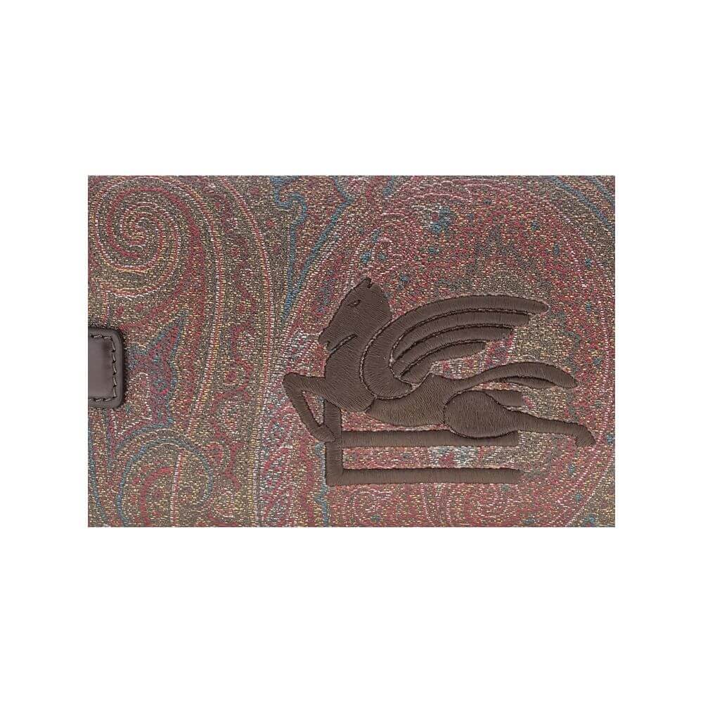 Multicolor Pvc Other AccessoriesThe Etro Beauty combines functionality and unmistakable style thanks to the lively paisley pattern, the iconic symbol of the maison. Embellished with the embroidered Pegaso on the front, it features a practical top zip clos