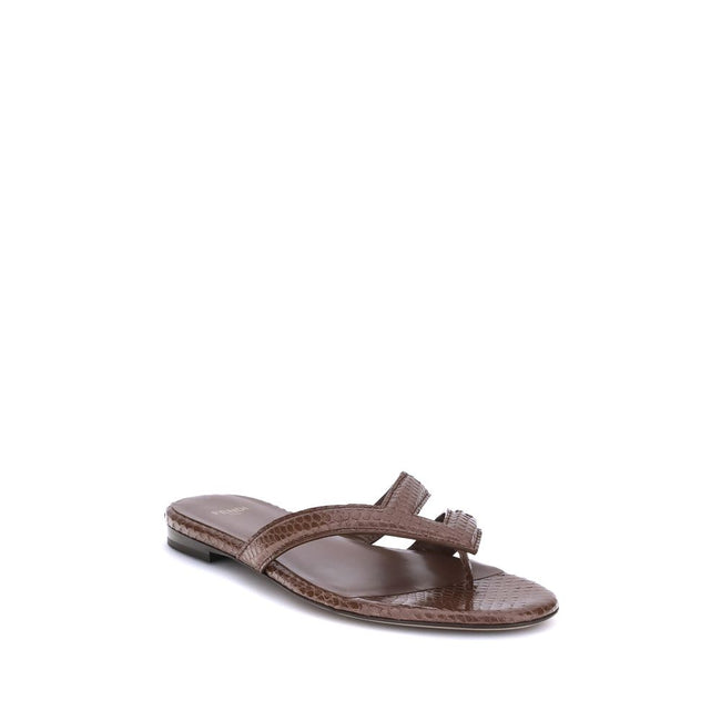 Infradito Ayers SandalsThe Ayers flip-flop Sandals by Fendi are distinguished by thin straps that form an elegant F motif. Crafted from fine dark brown Ayers leather, they are complemented by a leather insole in the same shade, combining refined style and