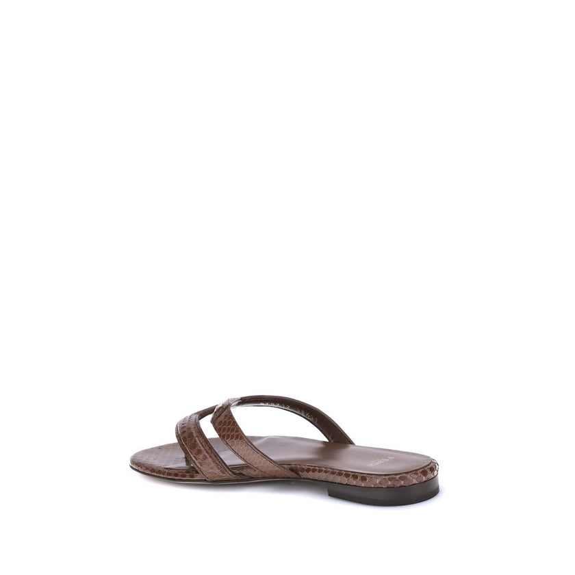 Infradito Ayers SandalsThe Ayers flip-flop Sandals by Fendi are distinguished by thin straps that form an elegant F motif. Crafted from fine dark brown Ayers leather, they are complemented by a leather insole in the same shade, combining refined style and