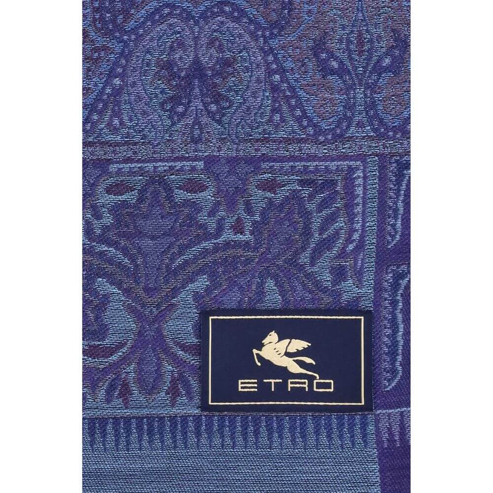 Blue Wool ScarfThe Etro jacquard wool and silk scarf is a refined accessory that combines quality and creativity. Distinguished by a particular abstract motif, it is enriched by a sartorial label with the Pegasus and the ETRO logo, iconic symbols of the M