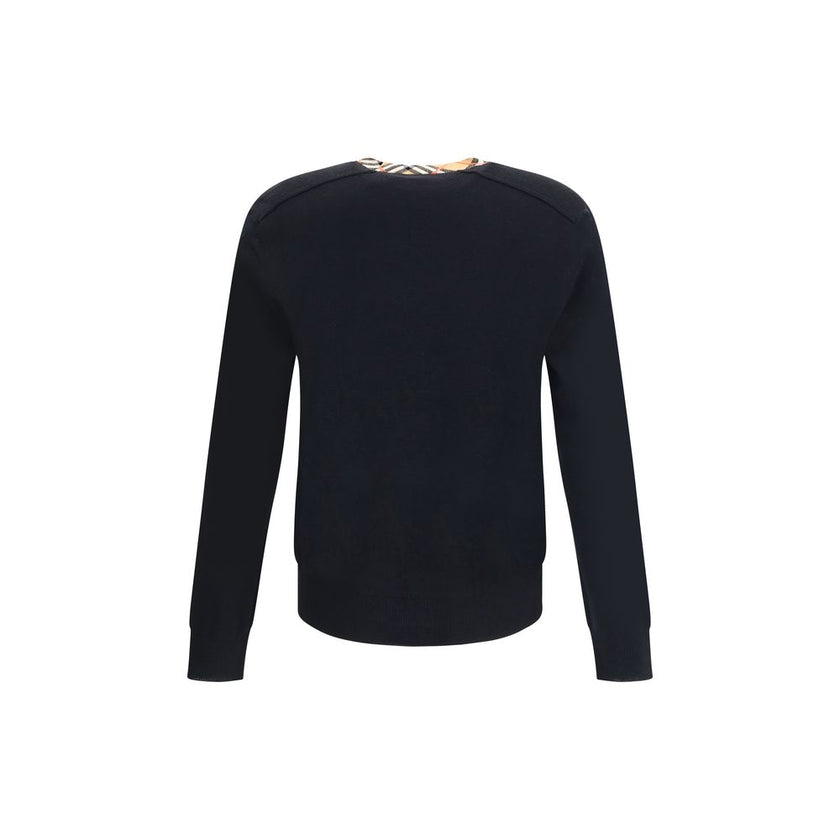 Black Wool SweatshirtThe Burberry Lightweight Wool Sweater is a basic piece with a refined style. The design is enriched by the Burberry Check motif knitted on the collar, in the house’s signature sand tone. The model is completed by the classic ribbed fi