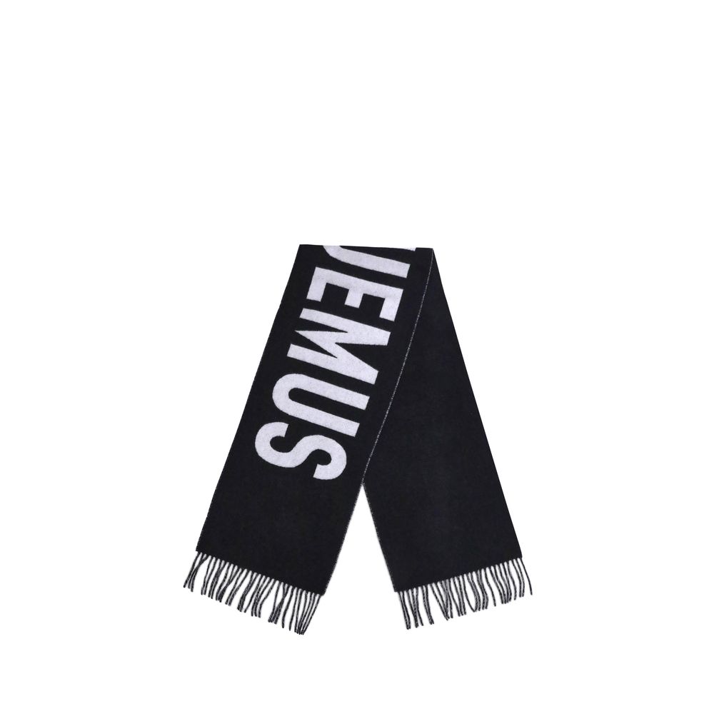 Fringes wool ScarfThe Jacquemus Wool Scarf is an essential accessory with a modern and minimal style. Made of solid-colored yarn, it is embellished with a contrasting jacquard logo, which gives character without sacrificing sobriety. The design is complet