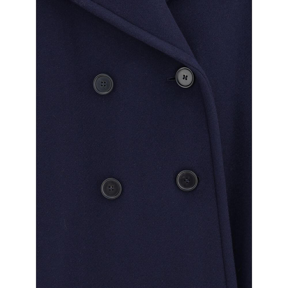 Blue Wool CoatThe Chloé oversized double breasted Wool Coat is a sleek, structured piece for the cold season. Featuring wide lapels and a collar strap, it is finished with engraved horn buttons at the collar, front and cuffs. Side pockets and a knee-lengt