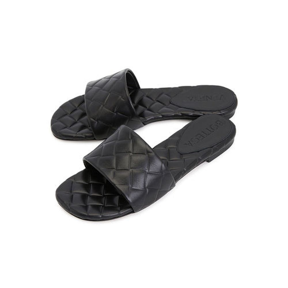 Black Lamb Leather MulesDescription: – Composition: 100% Lamb Leather – Inner: Leather – Insole: Leather – Sole: Leather – Round toe – Open toe – Open back – Intrecciato motif leather item – Made in Italy – Gender: WOMEN –Black Lamb Leather Mules${tagsBot
