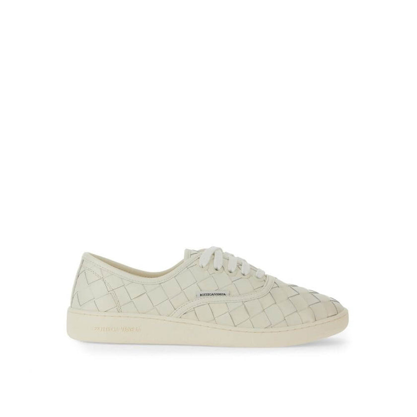 White Calfskin Low Top SneakersDescription: – Composition: 100% calf leather – Inner: Leather – Insole: Leather – Sole: Rubber – Round toe – Branded insole – Front lace-up closure – Side logo detail – Made in Italy – Gender: MEN –White Calfskin Low Top Sn