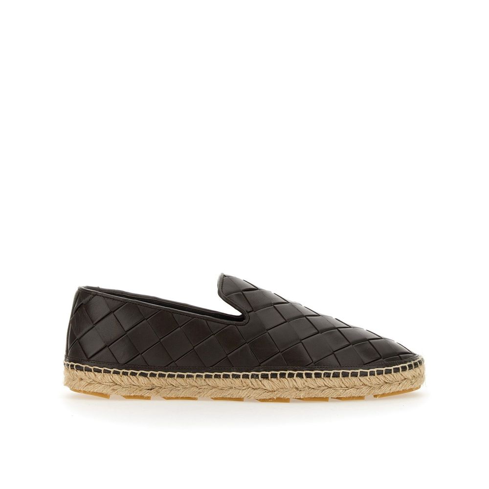 Brown Calfskin EspadrillesDescription: – Composition: 100% calf leather – Inner: Leather – Insole: Leather – Sole: Rubber – Round toe – Slip-on design – Intreccio motif – Made in Spain – Gender: WOMEN –Brown Calfskin Espadrilles${tagsBottega VenetaAulae B