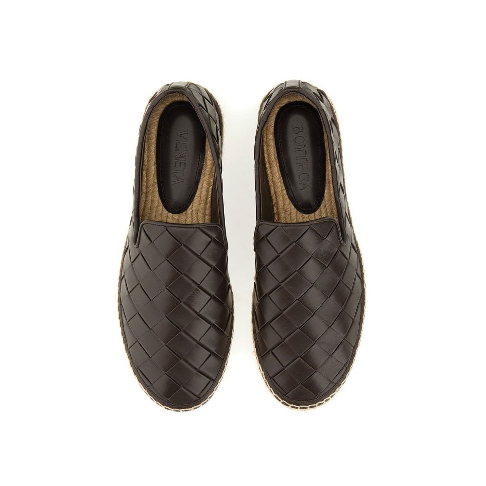 Brown Calfskin EspadrillesDescription: – Composition: 100% calf leather – Inner: Leather – Insole: Leather – Sole: Rubber – Round toe – Slip-on design – Intreccio motif – Made in Spain – Gender: WOMEN –Brown Calfskin Espadrilles${tagsBottega VenetaAulae B