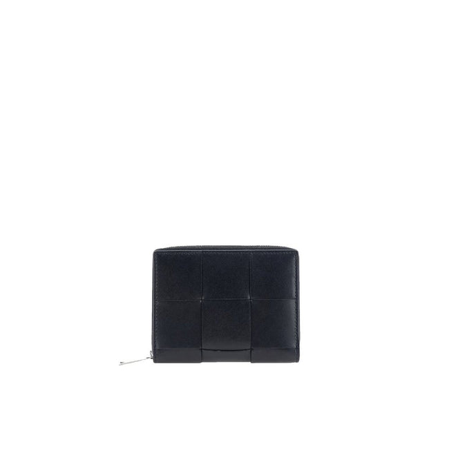 Black Calfskin WalletDescription: – Composition: 100% calf leather – Embossed logo detail – Intreccio weave – Six card slots – Zip closure – Made in Italy – Gender: MEN – Size & Fit: Lenght: 12 cm. Heigth: 9 cm.Black Calfskin Wallet${tagsBottega VenetaAul