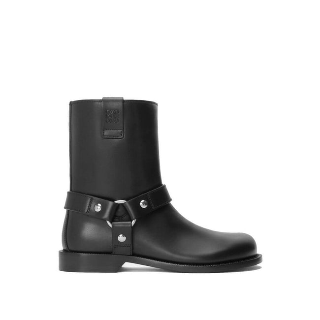 Black Calfskin Ankle BootsDescription: – Composition: 100% calf leather – Inner: 100% Leather – Insole: 100% Leather – Sole: 100% Leather – Round toe – Featuring hardware details – LOEWE Anagram embossed loops – Goodyear construction with leather outsole