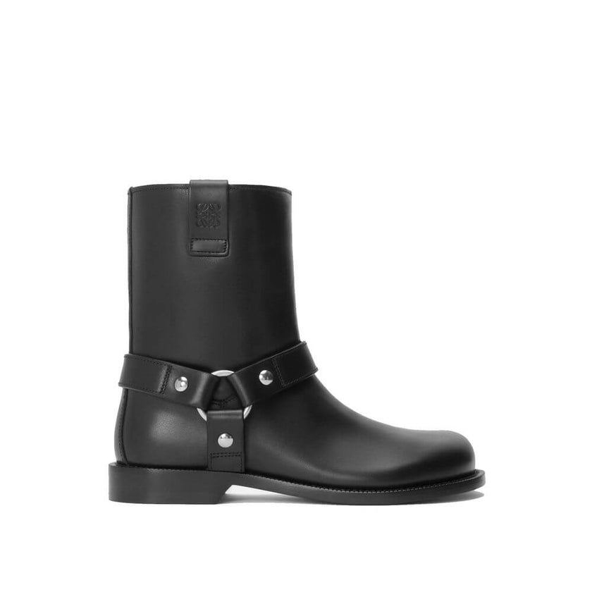 Black Calfskin Ankle BootsDescription: – Composition: 100% calf leather – Inner: 100% Leather – Insole: 100% Leather – Sole: 100% Leather – Round toe – Featuring hardware details – LOEWE Anagram embossed loops – Goodyear construction with leather outsole