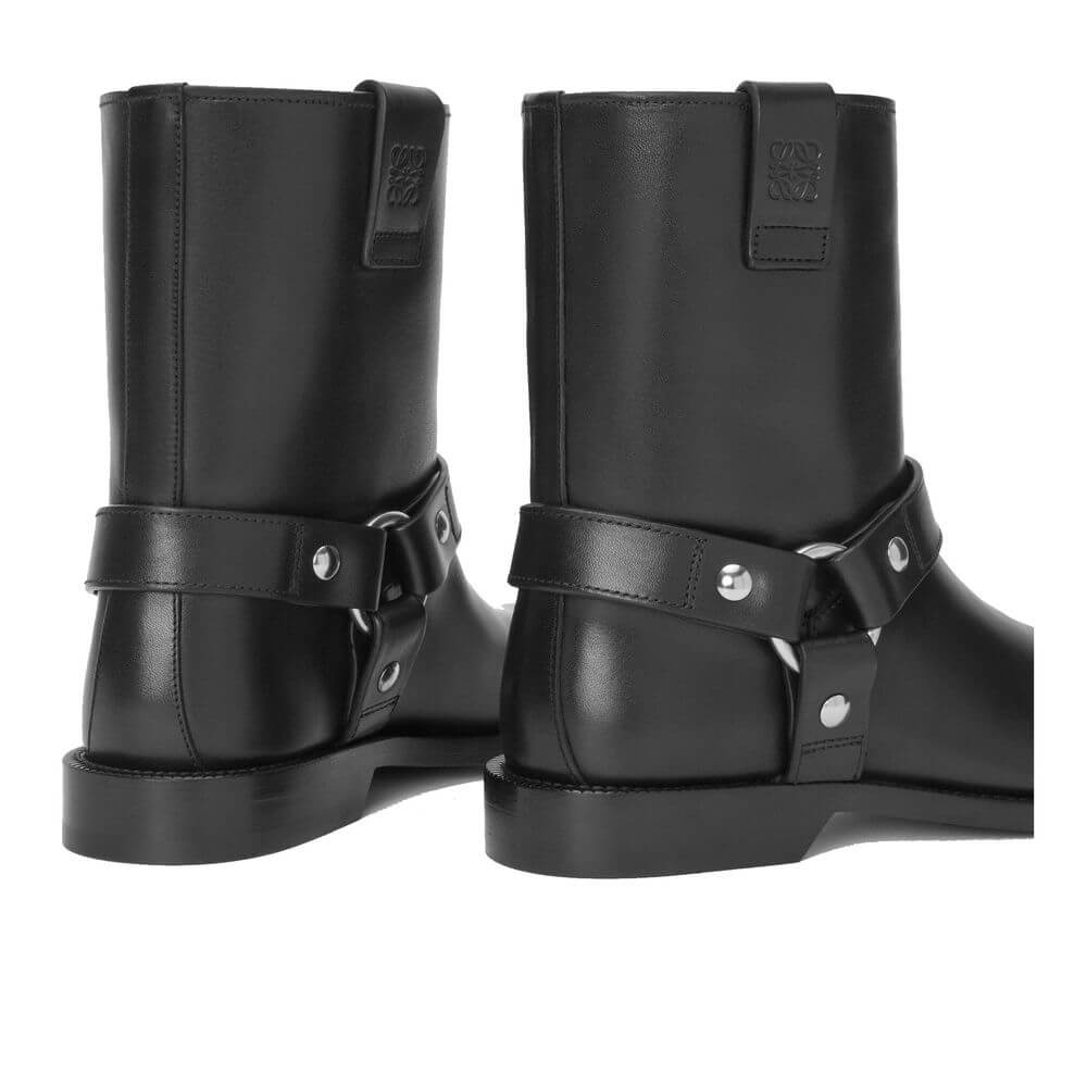 Black Calfskin Ankle BootsDescription: – Composition: 100% calf leather – Inner: 100% Leather – Insole: 100% Leather – Sole: 100% Leather – Round toe – Featuring hardware details – LOEWE Anagram embossed loops – Goodyear construction with leather outsole